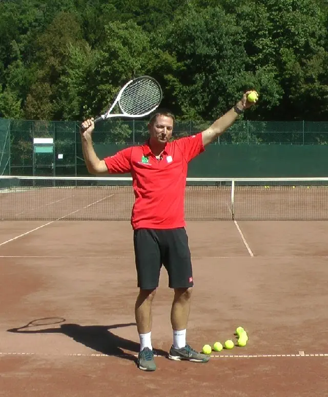 vị trí cúp giao bóng quần vợt