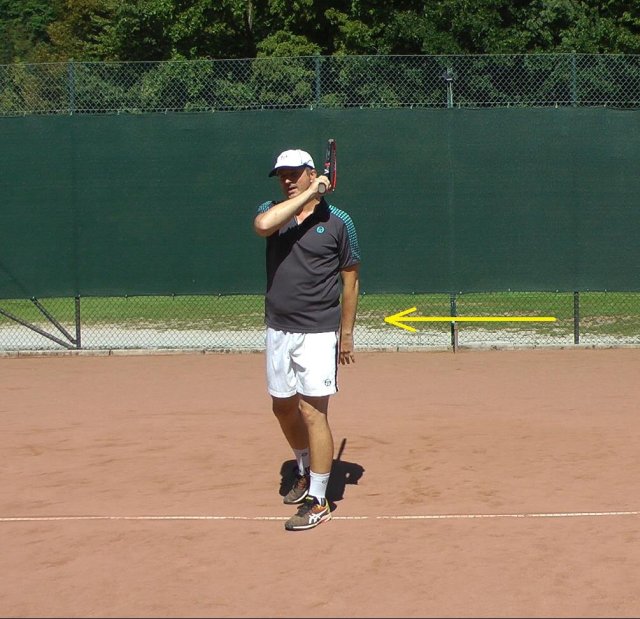 incorrect non-hitting arm on the forehand