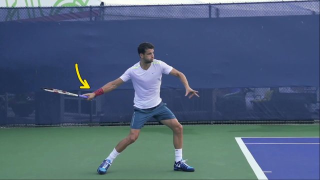 relaxed wrist on the forehand
