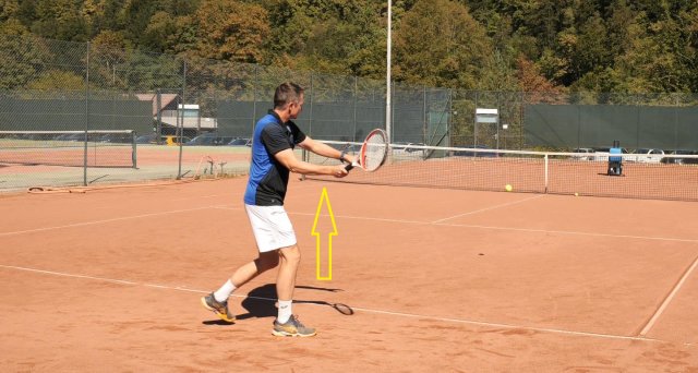 short-tight-swing Short swing and tight wrist on forehand
