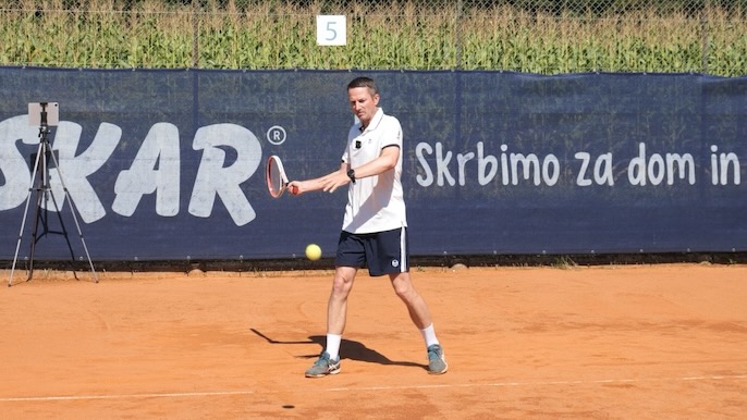 hitting a forehand on a straight leg