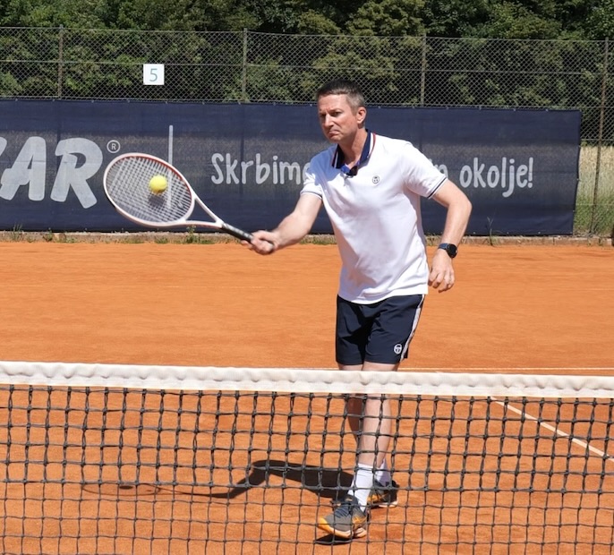 forehand volley body orientation