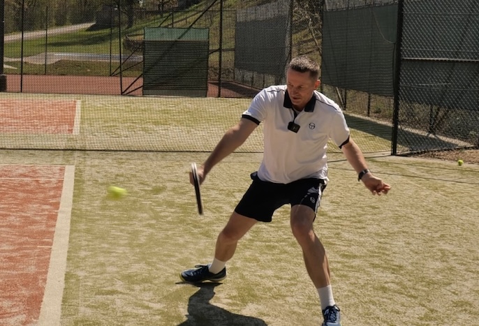 one-handed backhand control